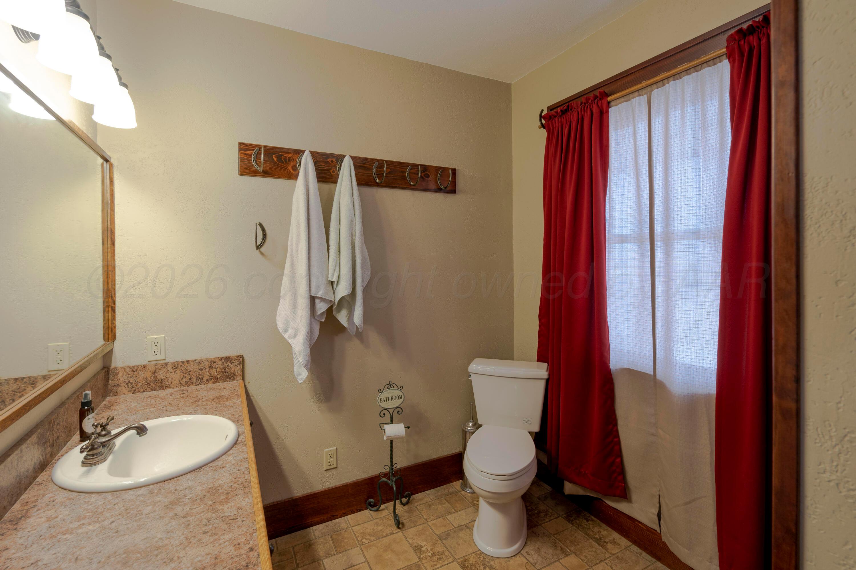 200 North 3rd Street Canadian, TX 79014 - Photo 10 of 39 apt1bathroom