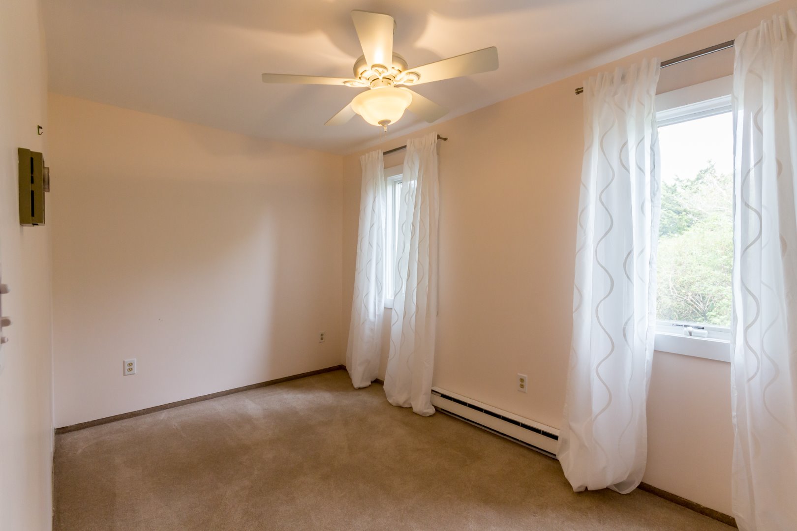 4 Katama Farm Road Edgartown, MA 02539 - Photo 13 of 40 A smaller bedroom also in the left wing.