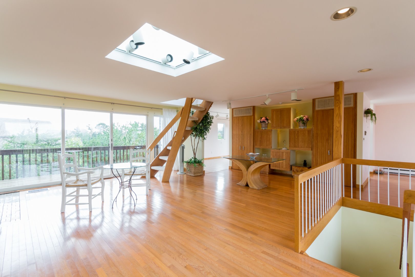 4 Katama Farm Road Edgartown, MA 02539 - Photo 16 of 40 Large living room on the second floor...
