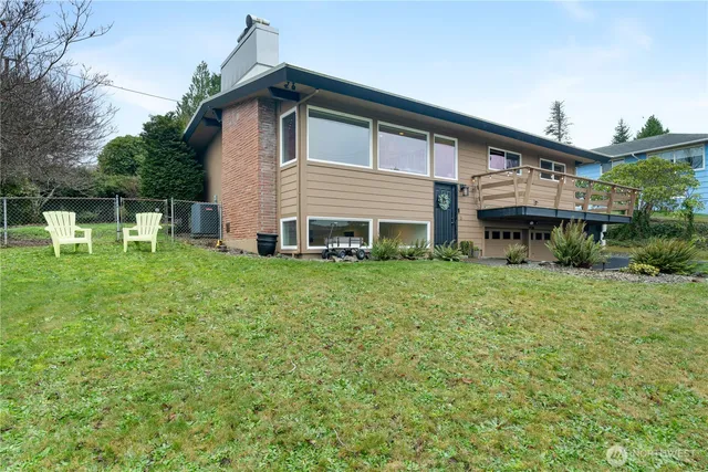 view of a house with a swimming pool