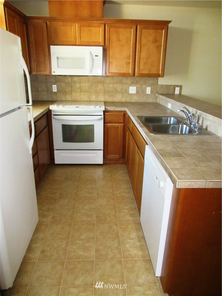 11568 Southeast 170th Court Renton, WA 98055 - Photo 5 of 12 Gallery Image 5