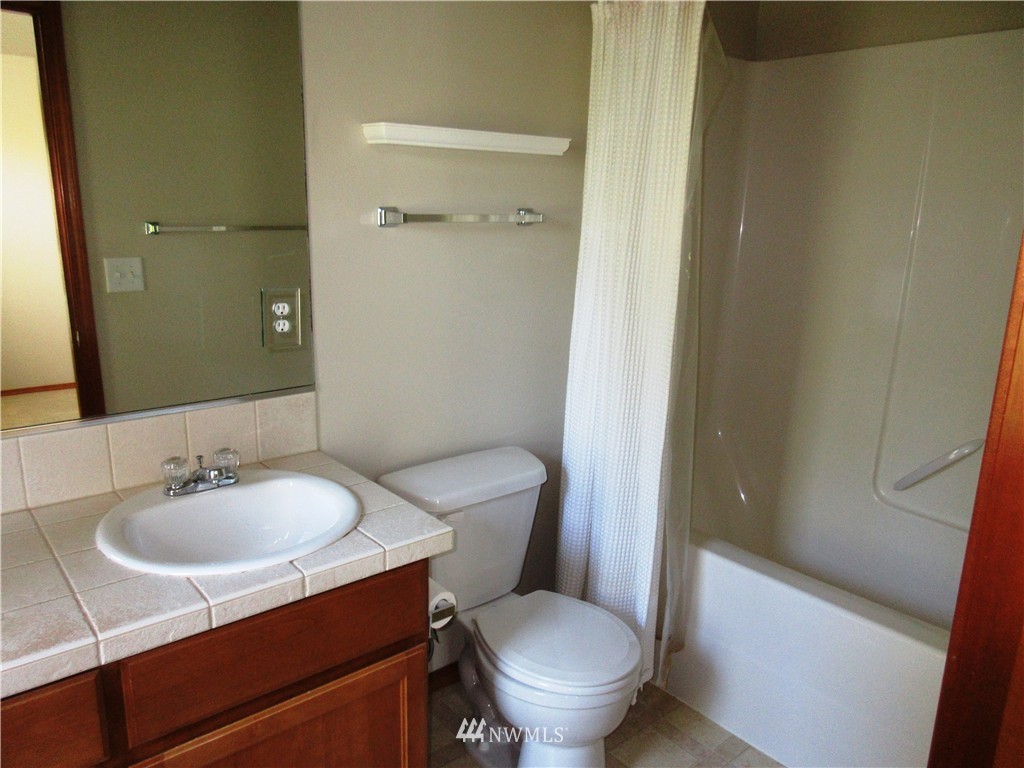 11568 Southeast 170th Court Renton, WA 98055 - Photo 9 of 12 Gallery Image 9