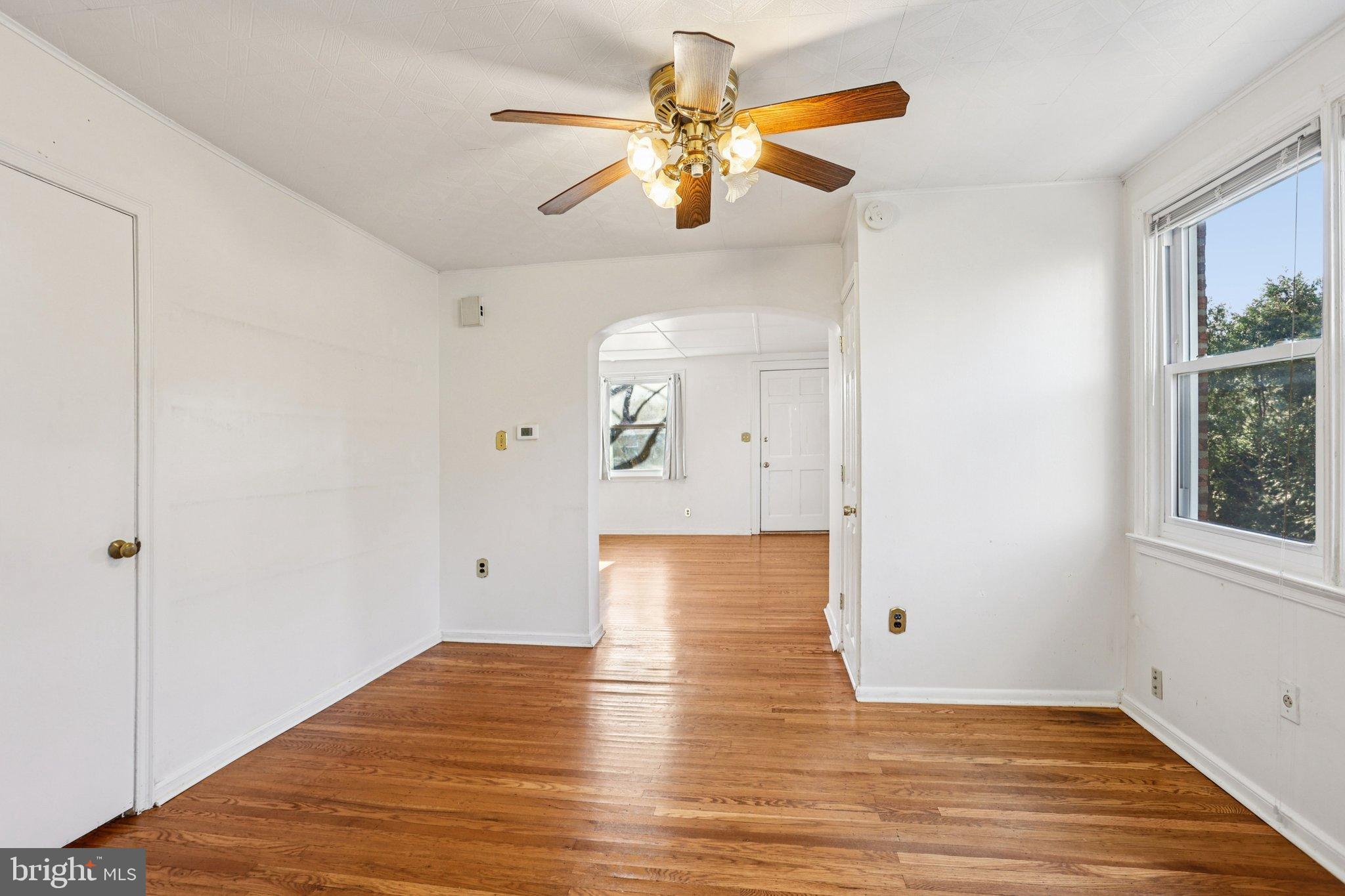 520 Overlook Road Philadelphia, PA 19128 - Photo 8 of 33 Bright and airy space with hardwood floors.