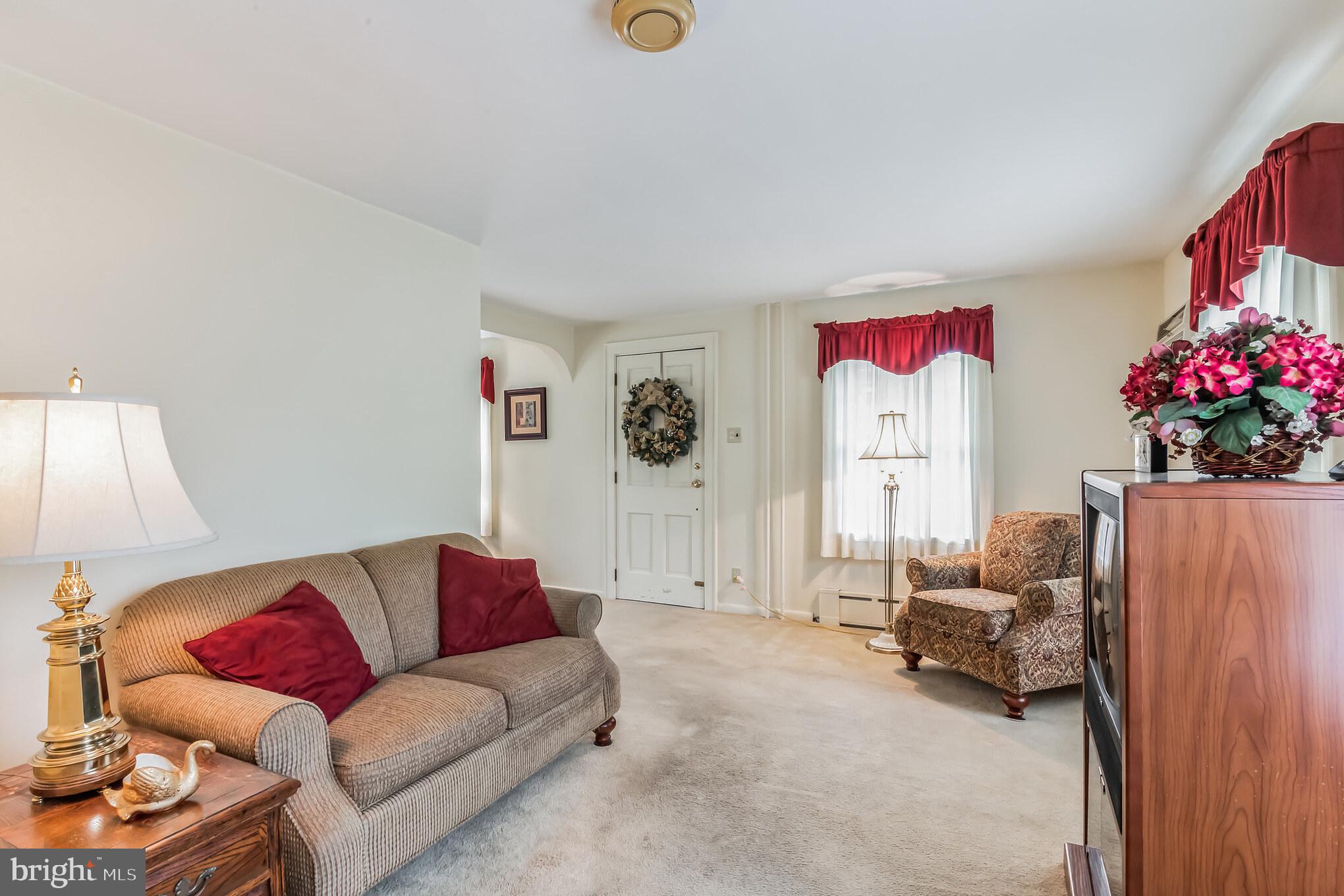 208 Carmel Road Millville, NJ 08332 - Photo 11 of 31 Living Room