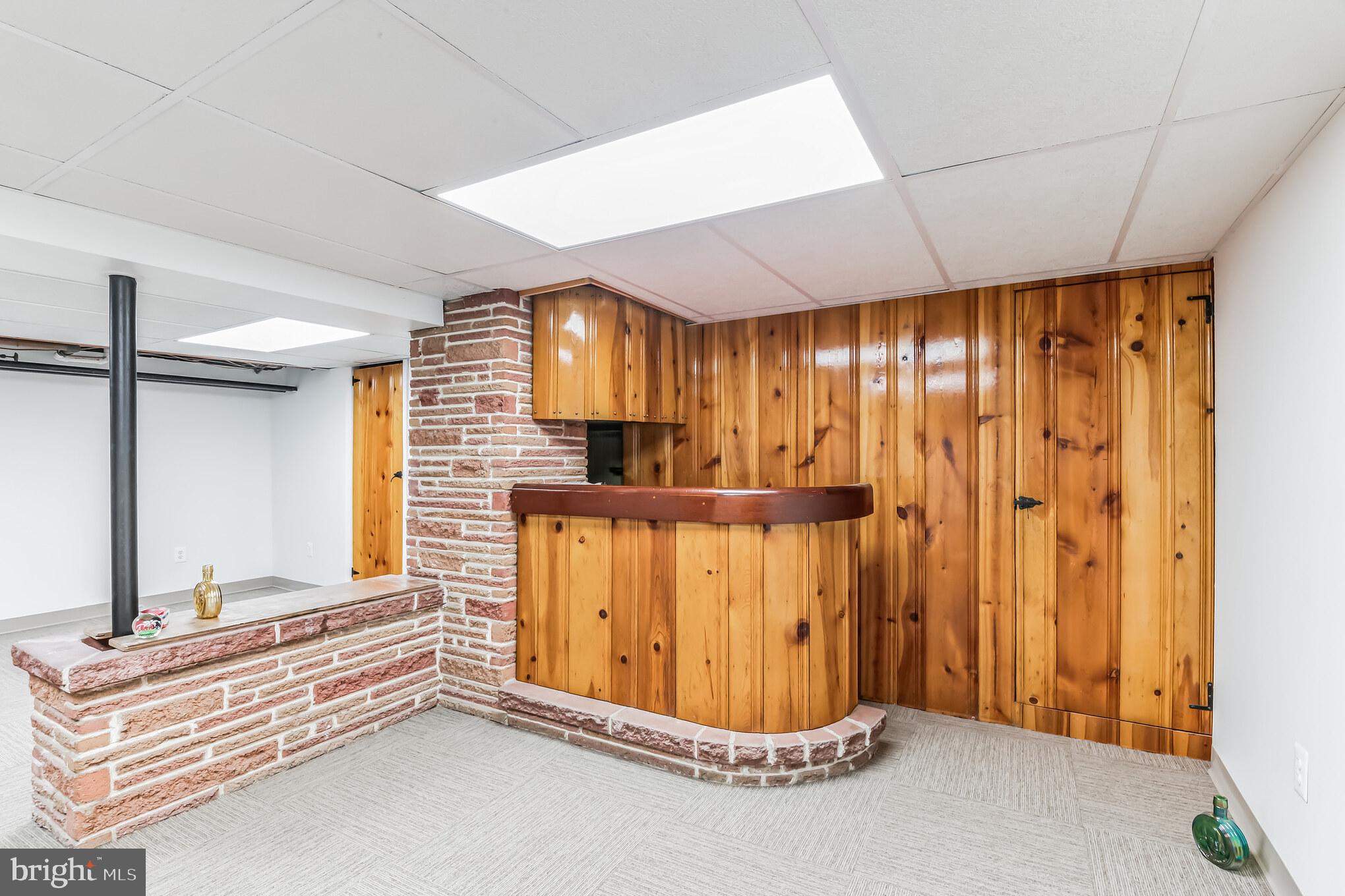 208 Carmel Road Millville, NJ 08332 - Photo 27 of 31 Built-in Bar Basement