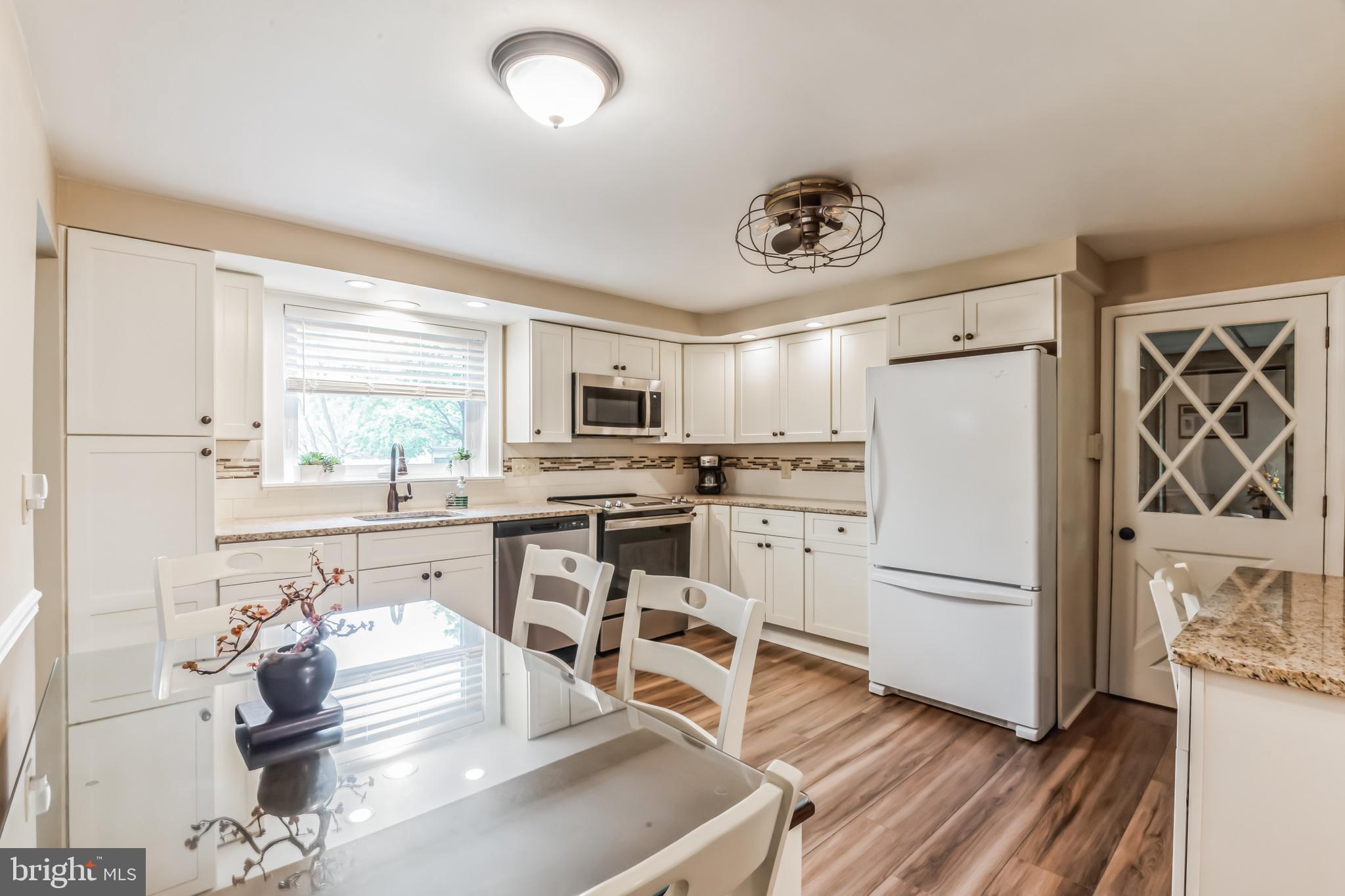 208 Carmel Road Millville, NJ 08332 - Photo 6 of 31 Renovated Eat-in Kitchen