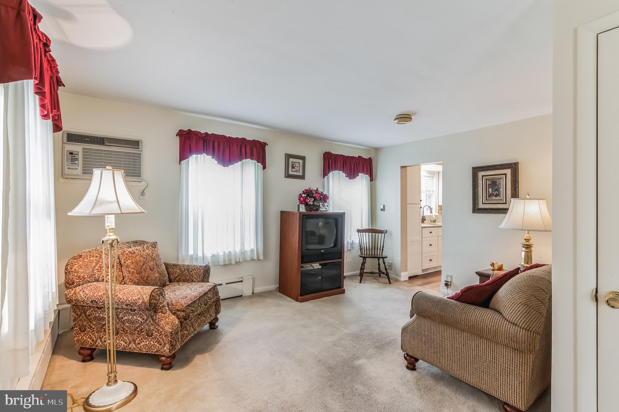 208 Carmel Road Millville, NJ 08332 - Photo 10 of 31 Living Room