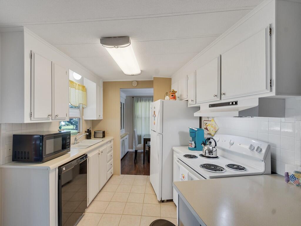 174 Northeast Emerald Drive Jensen Beach, FL 34957 - Photo 16 of 38 Image00022