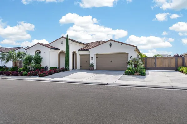 $920,000 | 1462 North Twinberry Avenue, Clovis, CA 93619
