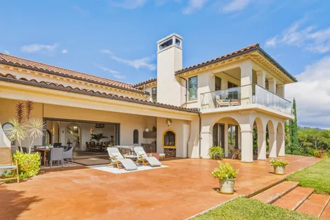 a view of a house with backyard and sitting area