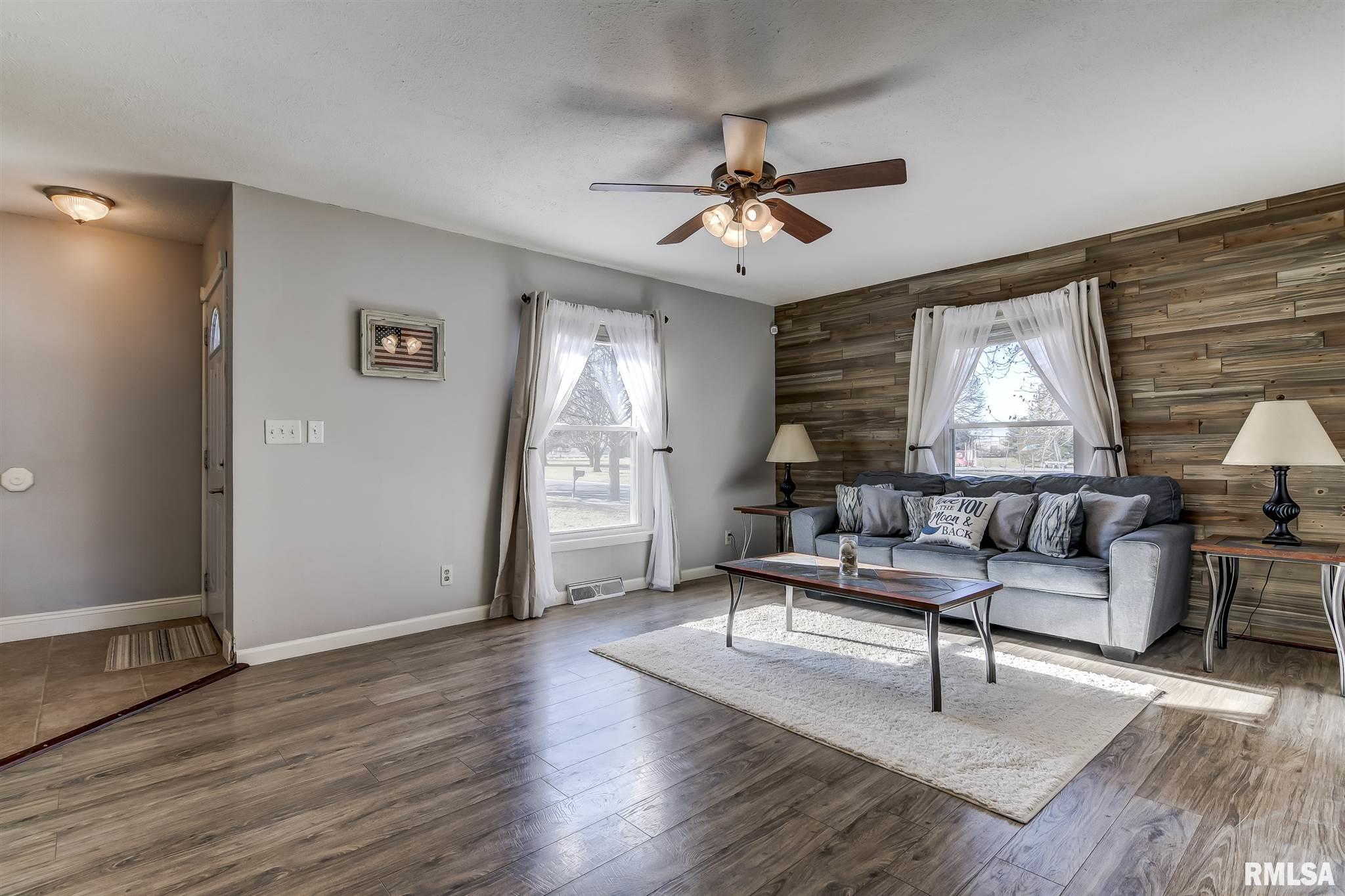 98 Crusaders Road Springfield, IL 62704 - Photo 2 of 24