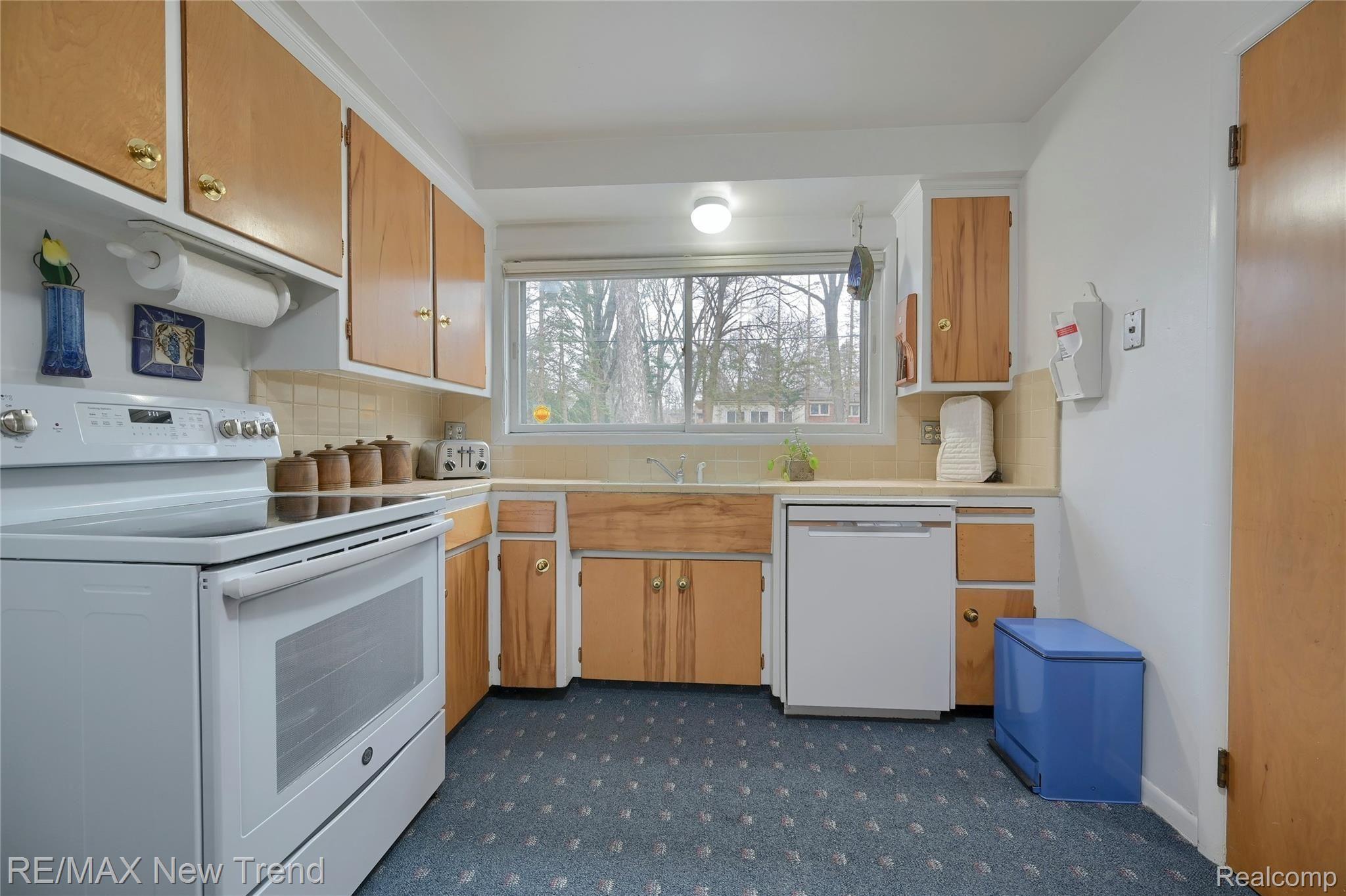 28153 Hawberry Road Farmington, MI 48331 - Photo 8 of 32 8-Kitchen.jpg