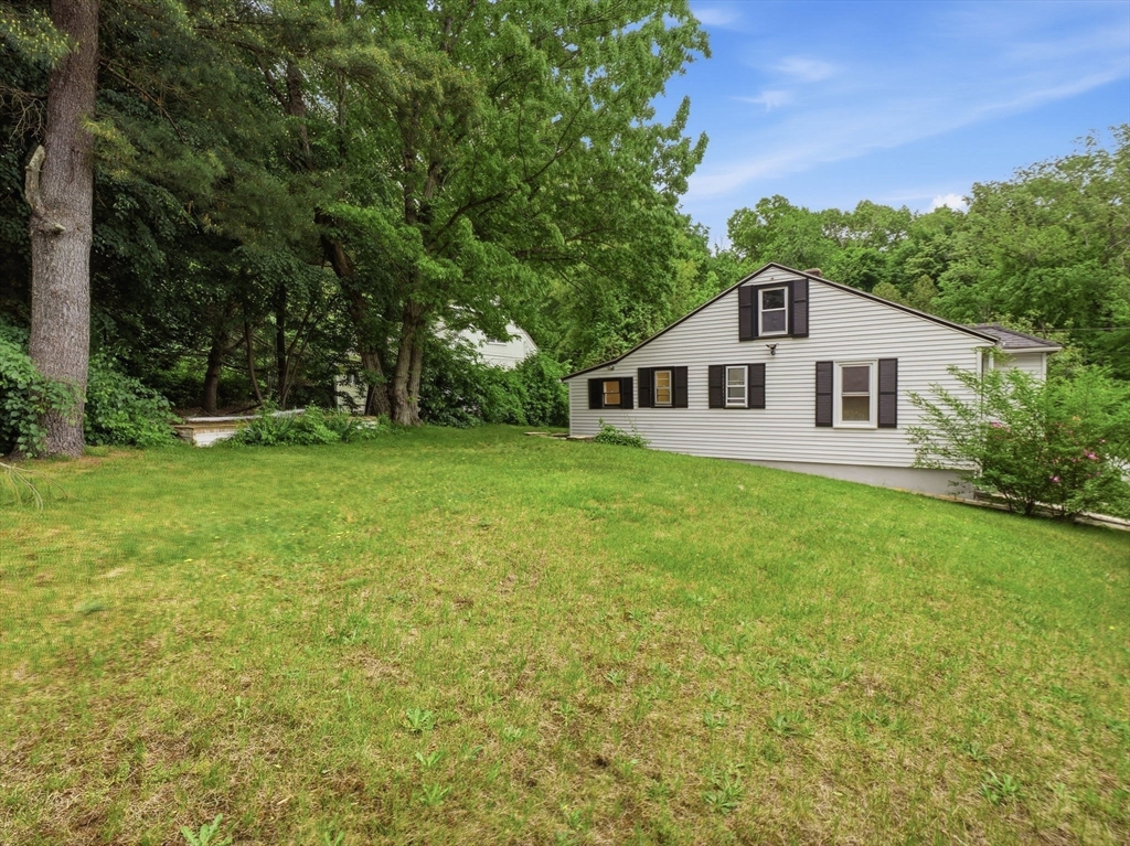 41 Bridgeport Street Worcester, MA 01604 - Photo 25 of 34