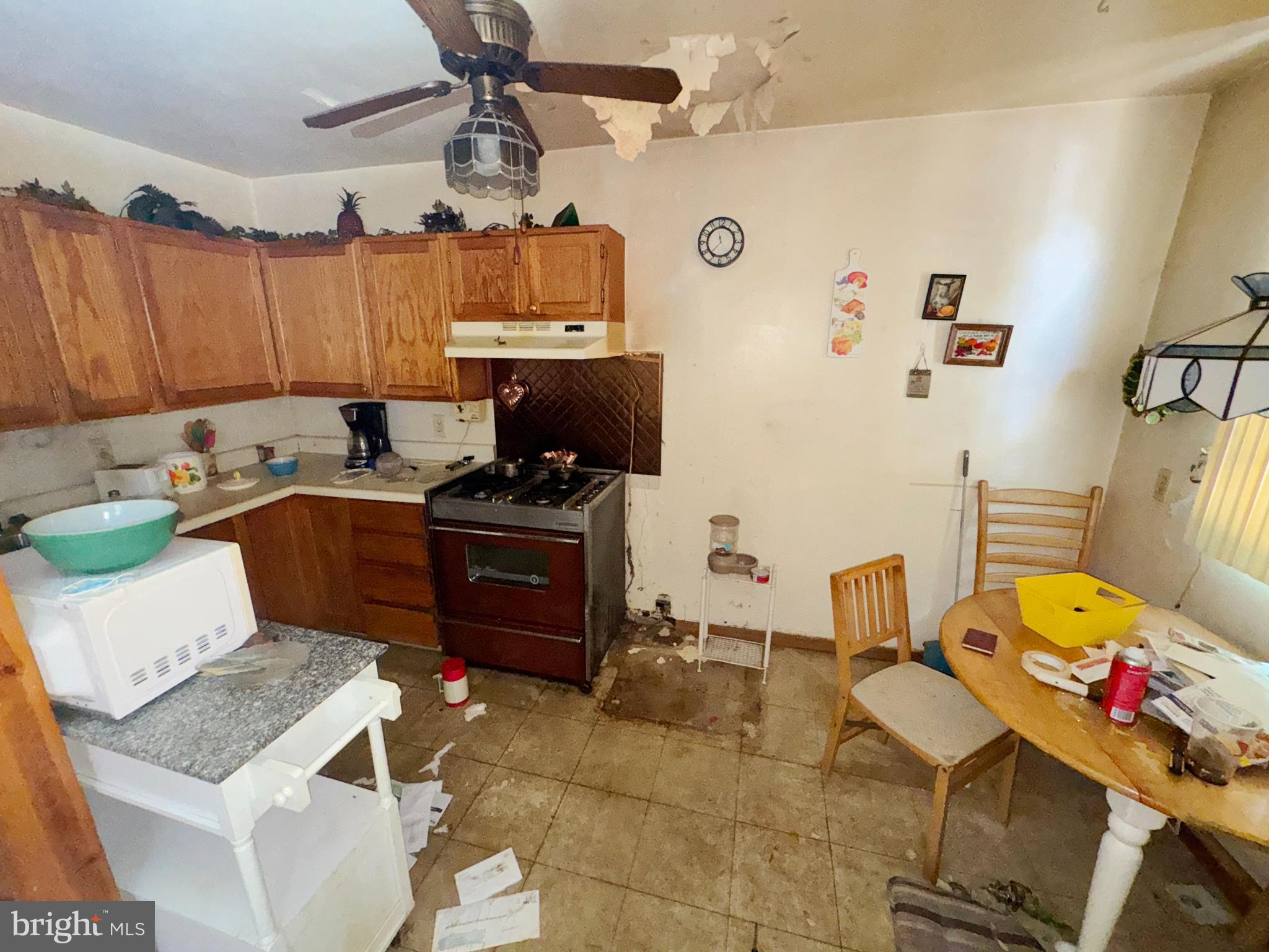 914 Burnside Road Sharon Hill, PA 19079 - Photo 9 of 13 a room with a chair and appliances