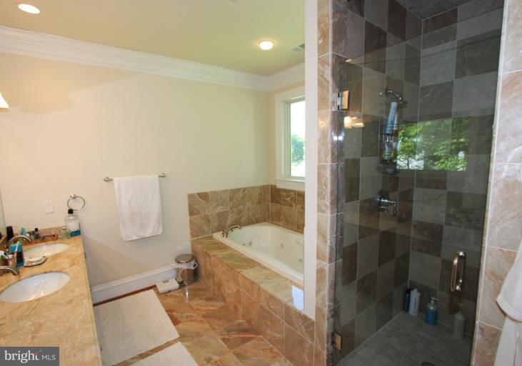 8505 Howell Road Bethesda, MD 20817 - Photo 11 of 30 Bath (Master)