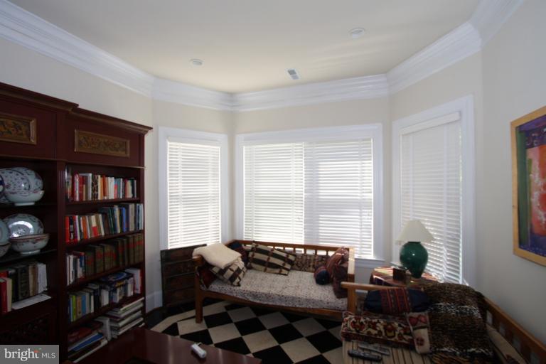 8505 Howell Road Bethesda, MD 20817 - Photo 7 of 30 Interior (General)