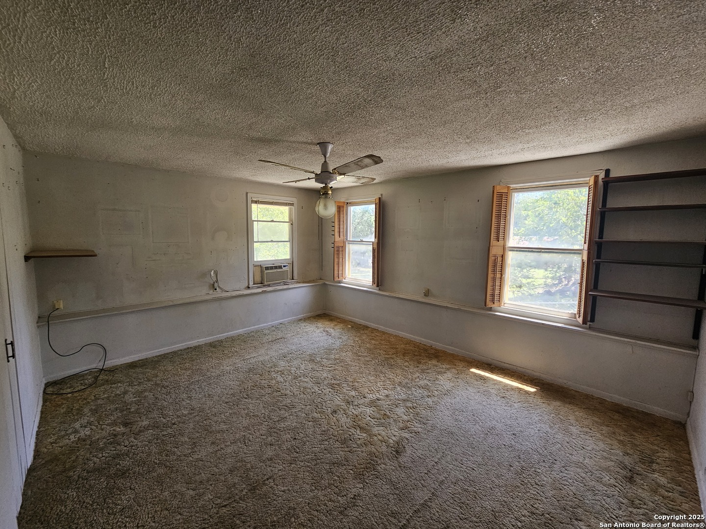 29 Green Cedar Road Boerne, TX 78006 - Photo 19 of 39 en empty room with windows and ceiling fan