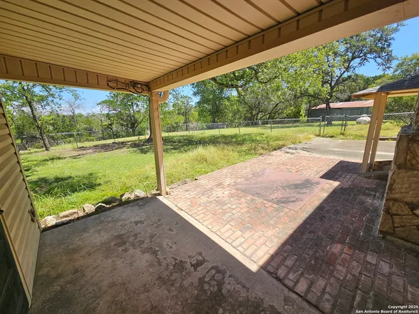 a view of a backyard