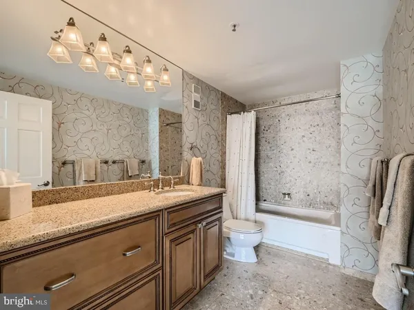 $3,500 | 250 President Street, Unit 806, Baltimore, MD 21202