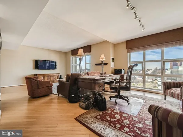 $3,500 | 250 President Street, Unit 806, Baltimore, MD 21202