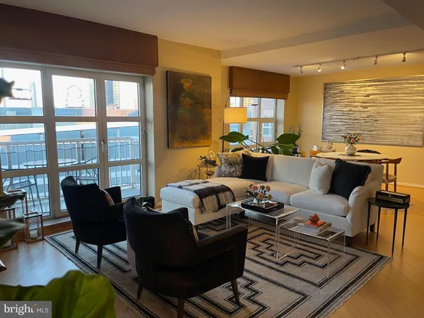 $3,500 | 250 President Street, Unit 806, Baltimore, MD 21202