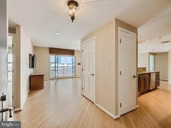 $3,500 | 250 President Street, Unit 806, Baltimore, MD 21202