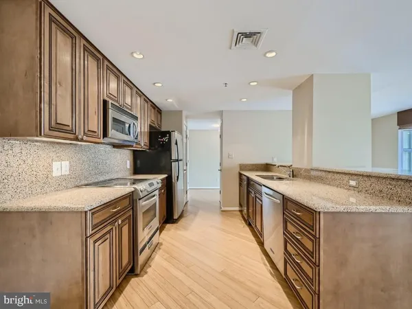 $3,500 | 250 President Street, Unit 806, Baltimore, MD 21202