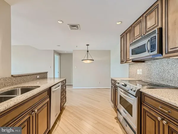 $3,500 | 250 President Street, Unit 806, Baltimore, MD 21202