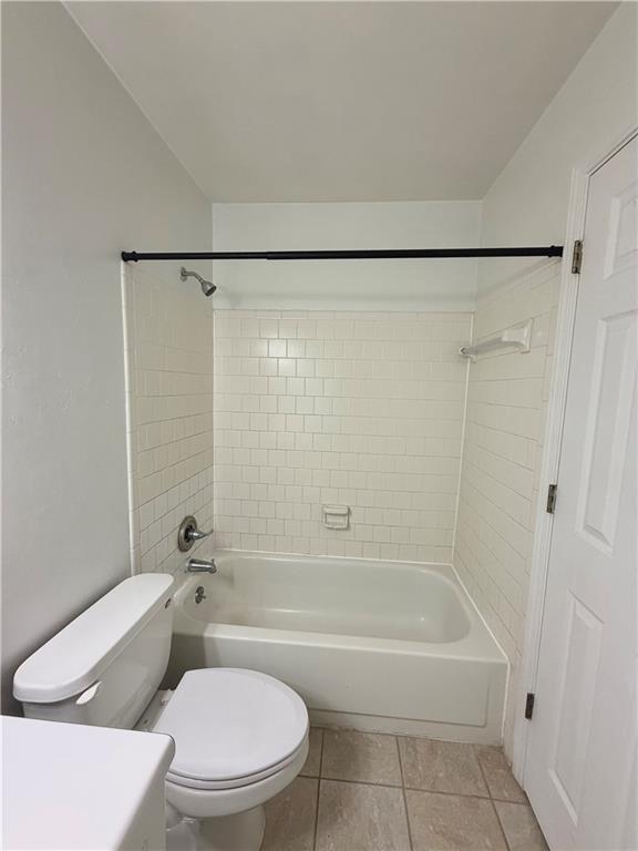 3595 Woodbriar Circle, Unit N Tucker, GA 30084 - Photo 30 of 39 a bathroom with a toilet and a bathtub