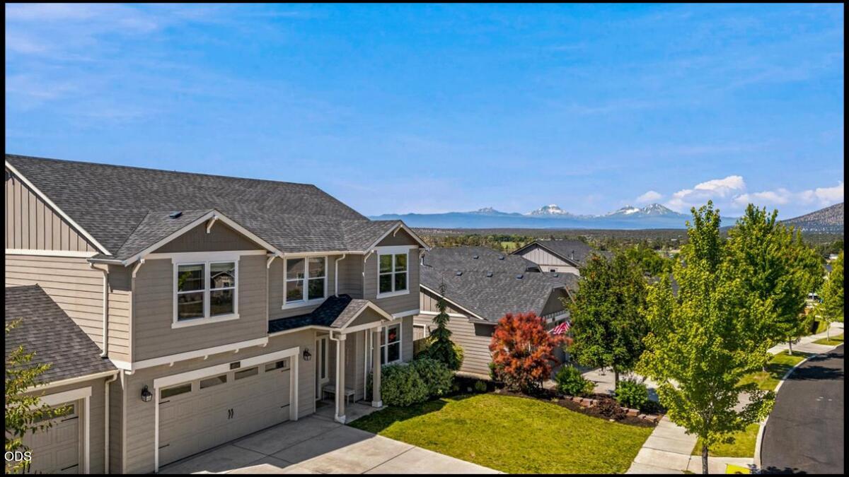 4594 Southwest Volcano View Way Redmond, OR 97756 - Photo 3 of 34 Gallery Image 3