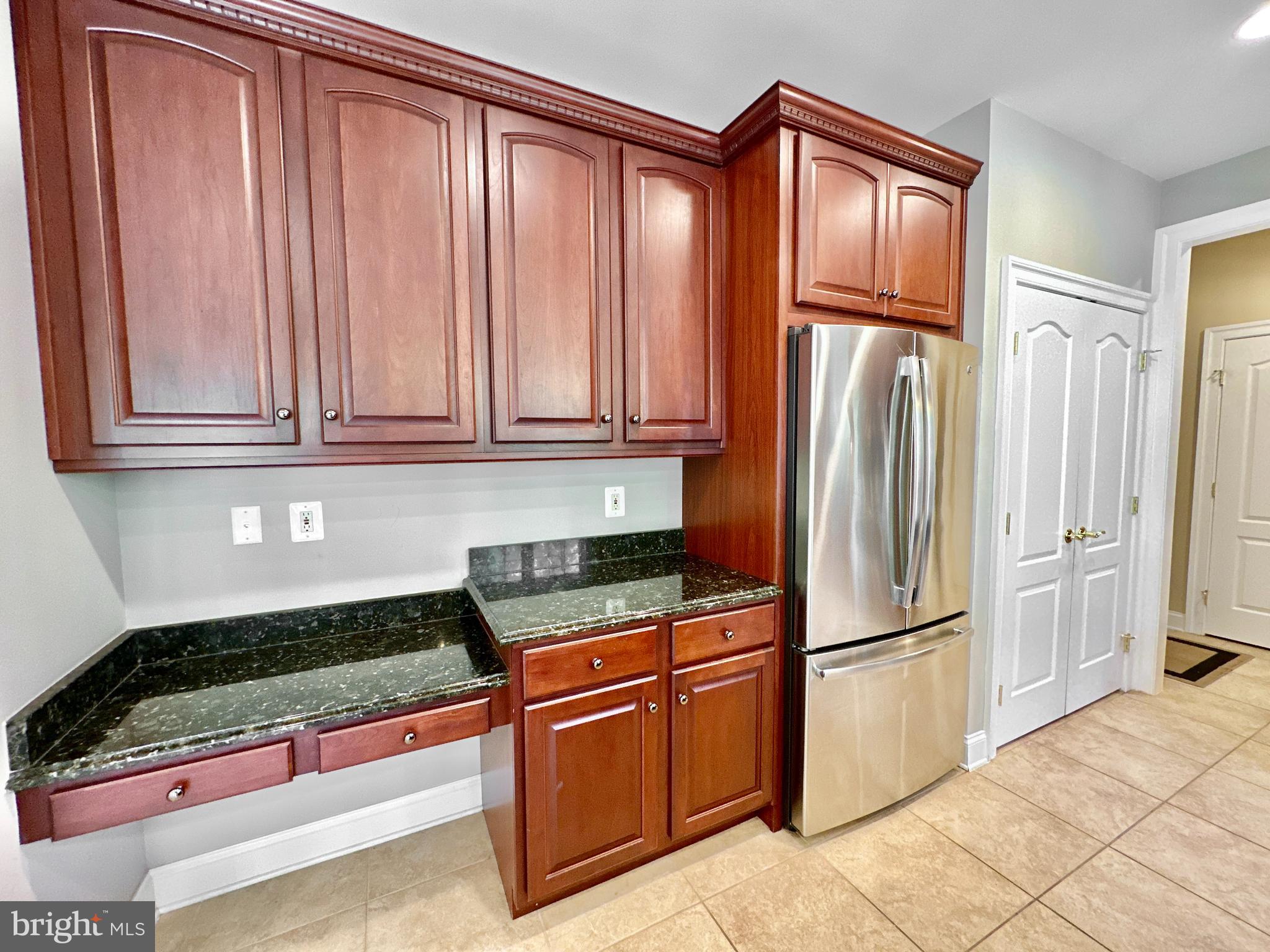 513 Broad Stream Lane Riva, MD 21140 - Photo 20 of 67 a kitchen with granite countertop a refrigerator and cabinets