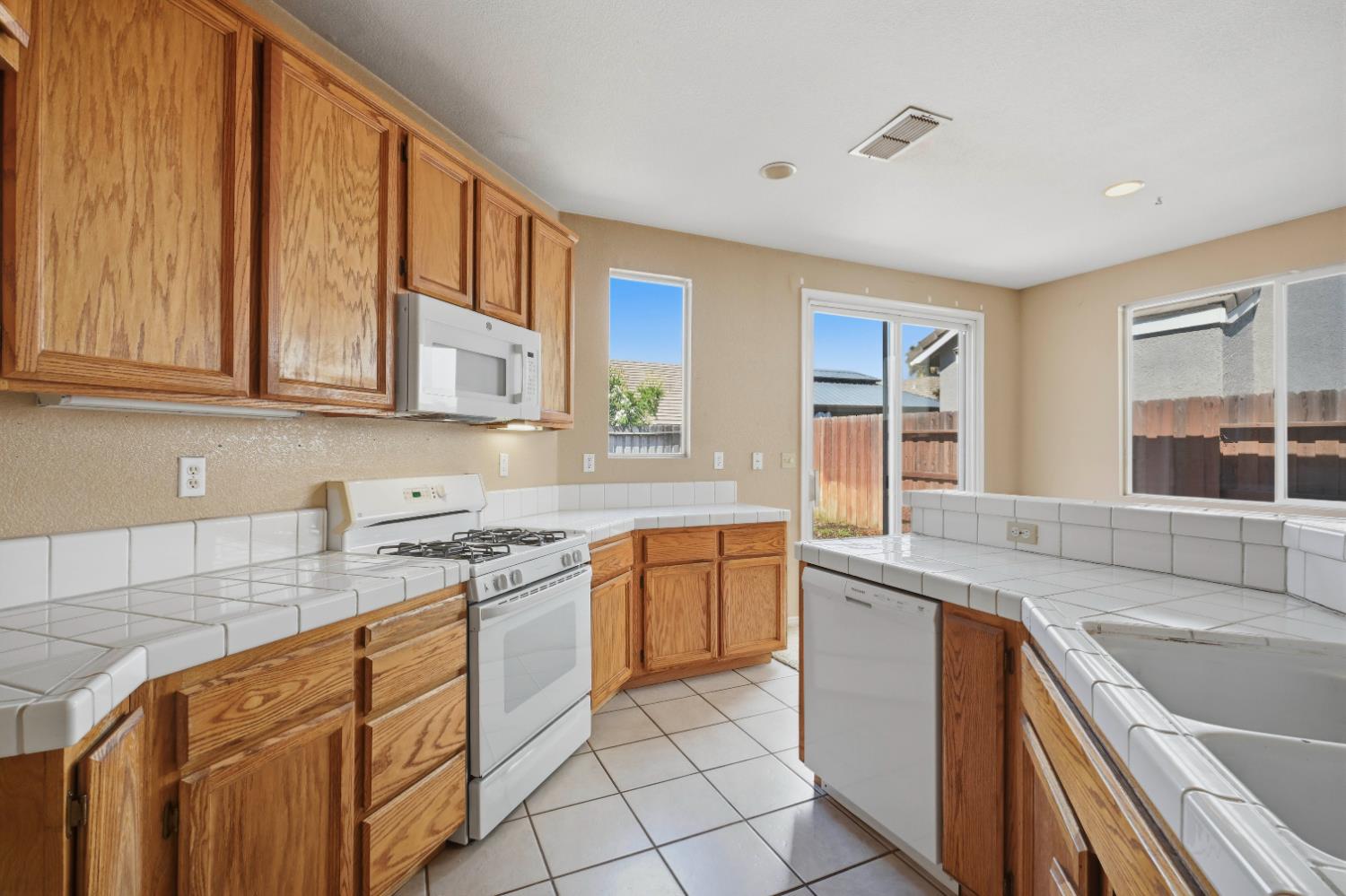 5821 Ridgepoint Drive Antelope, CA 95843 - Photo 8 of 30