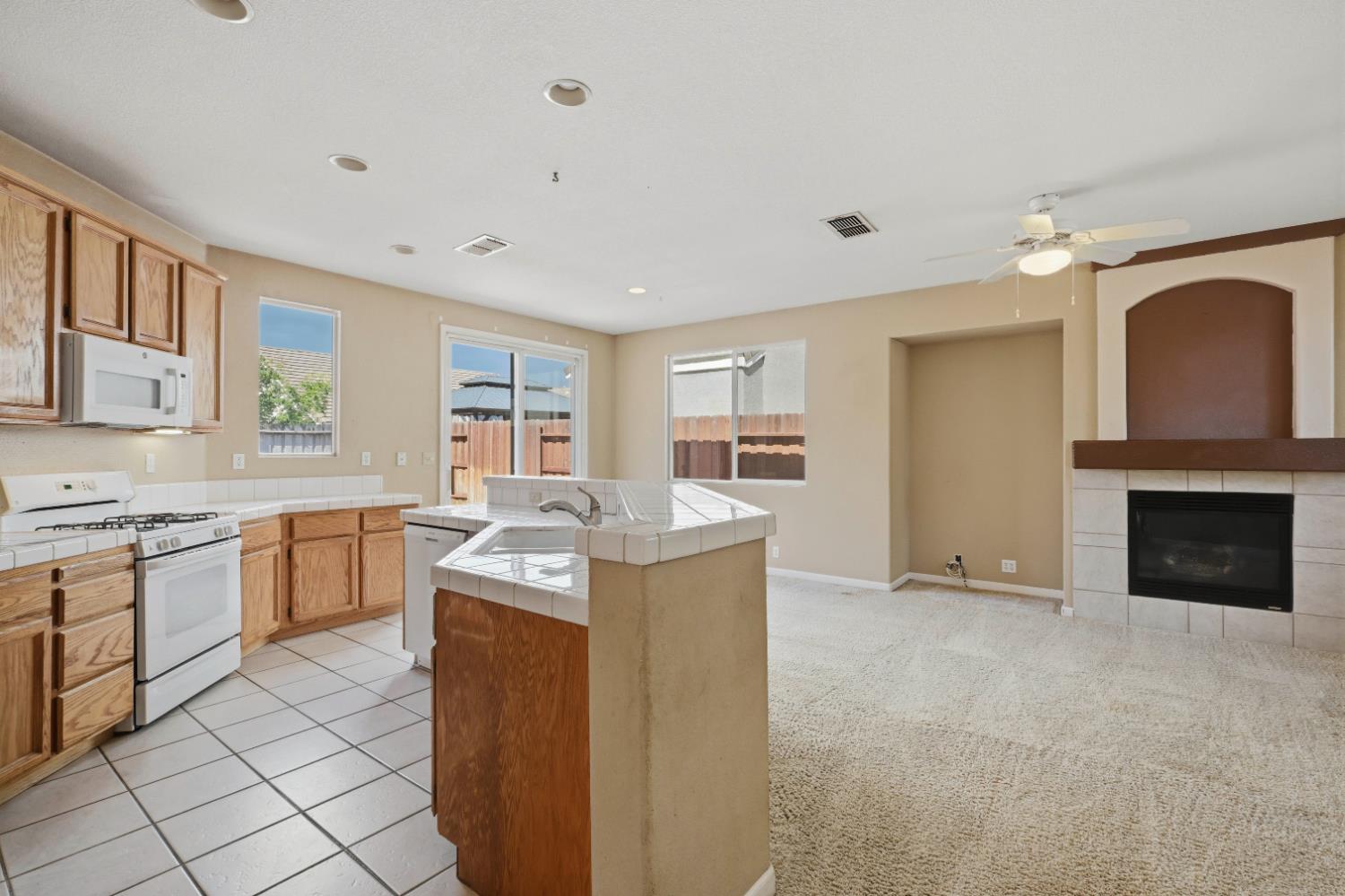 5821 Ridgepoint Drive Antelope, CA 95843 - Photo 9 of 30