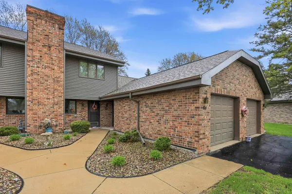 $199,900 | 82 Spencer Village Court, Appleton, WI 54914