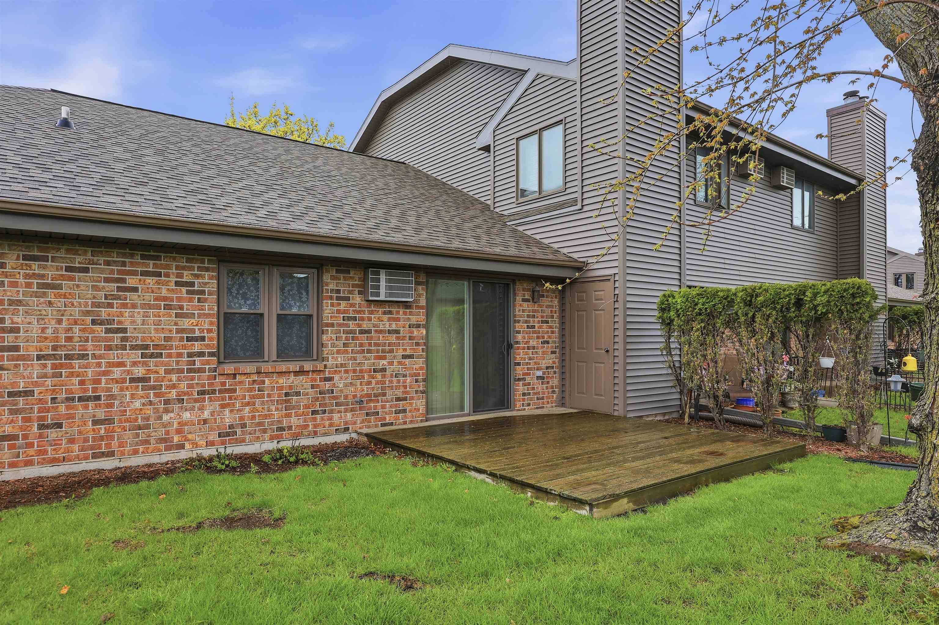 82 Spencer Village Court Appleton, WI 54914 - Photo 3 of 22