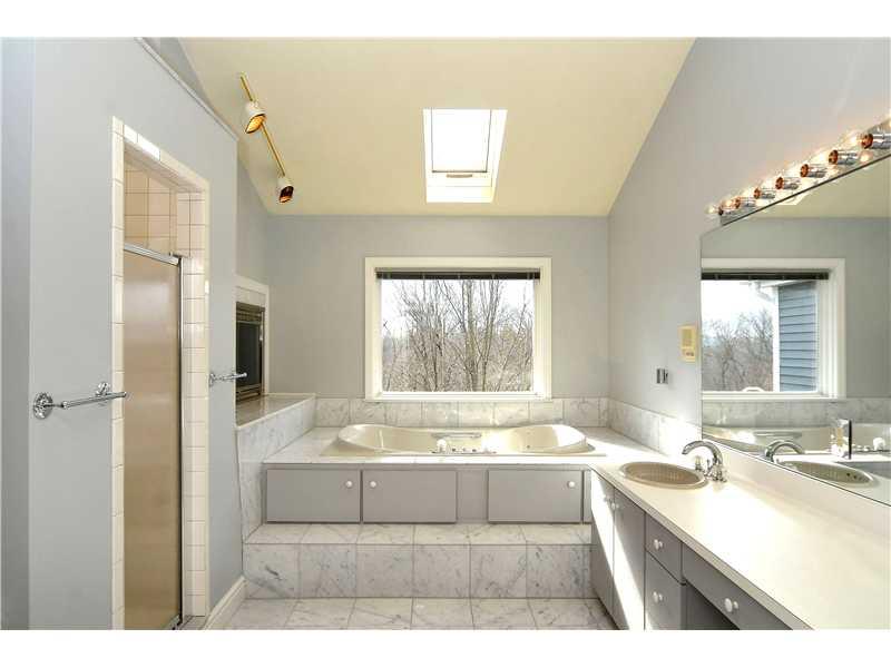 201 Lakeview Drive Coraopolis, PA 15108 - Photo 15 of 25 Master Bath/Spa.