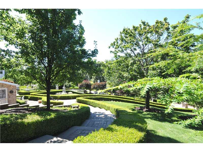 201 Lakeview Drive Coraopolis, PA 15108 - Photo 17 of 25 Yard/Garden.