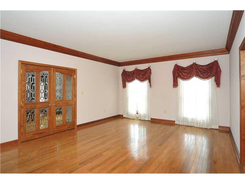 201 Lakeview Drive Coraopolis, PA 15108 - Photo 3 of 25 Living Room.