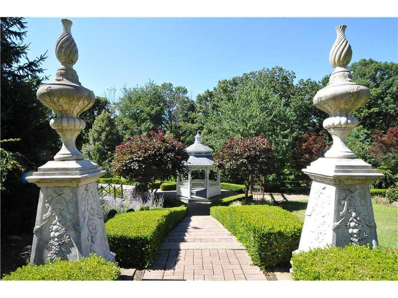 201 Lakeview Drive Coraopolis, PA 15108 - Photo 22 of 25 Yard/Garden.