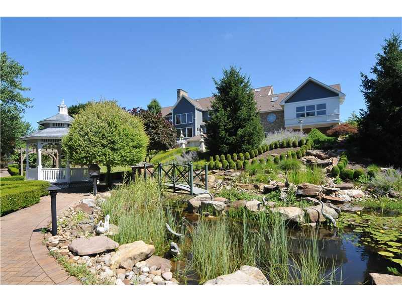 201 Lakeview Drive Coraopolis, PA 15108 - Photo 24 of 25 Exterior Back.