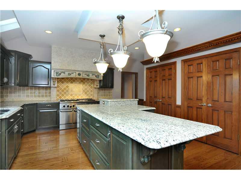 201 Lakeview Drive Coraopolis, PA 15108 - Photo 5 of 25 Kitchen.