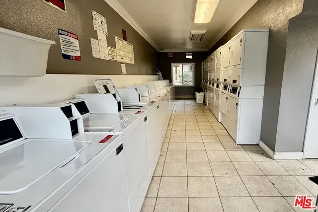 $3,100 | 18350 Hatteras Street, Unit 253, Tarzana, CA 91356