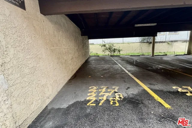 $3,100 | 18350 Hatteras Street, Unit 253, Tarzana, CA 91356