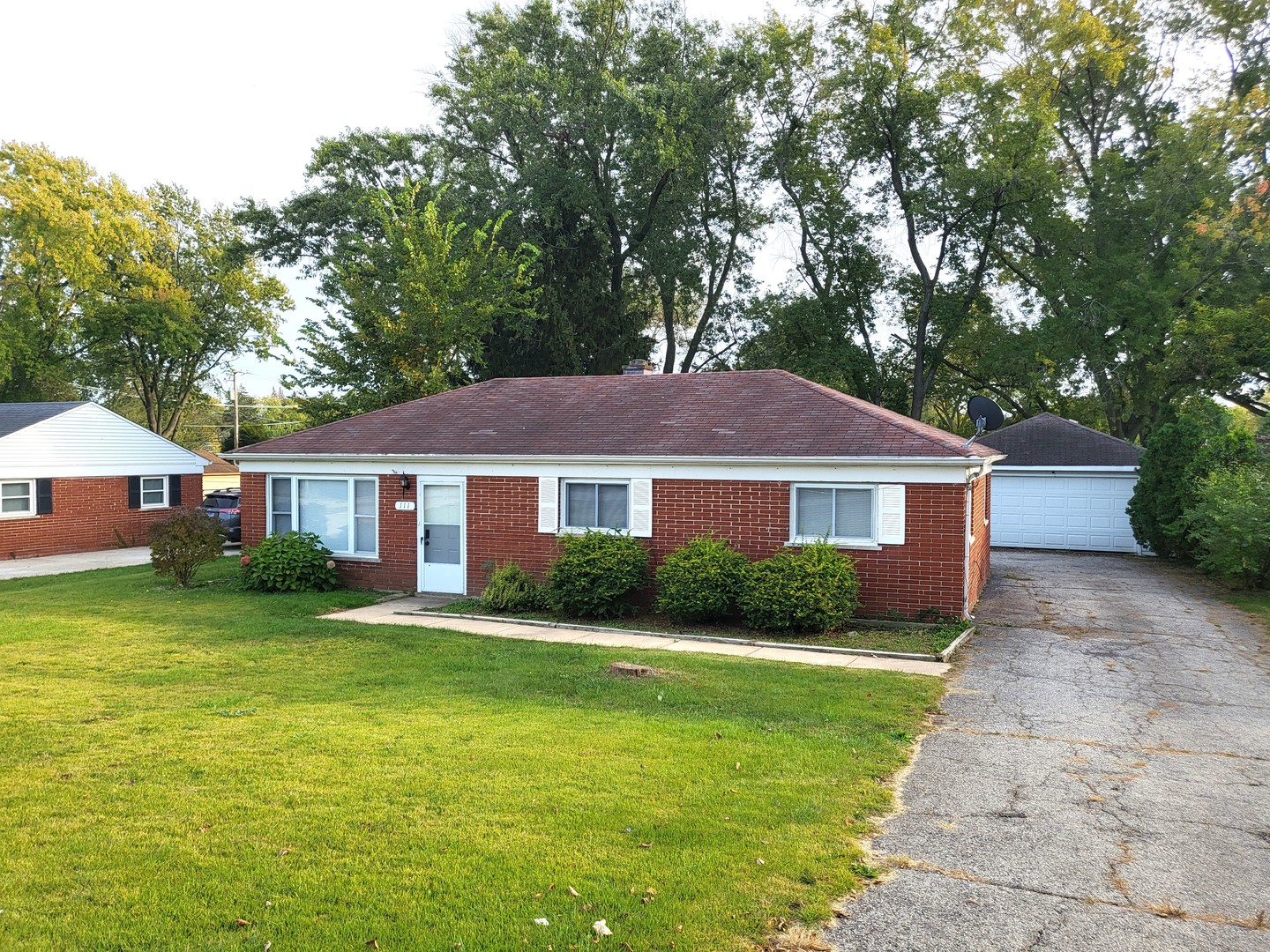 a view of a yard in front of a house
