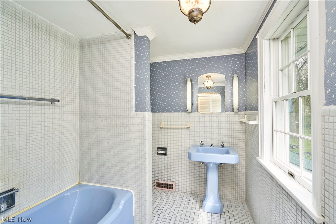 535 Crystal Lake Road Akron, OH 44333 - Photo 26 of 40 En-suite bath on second floor with tub/shower combo