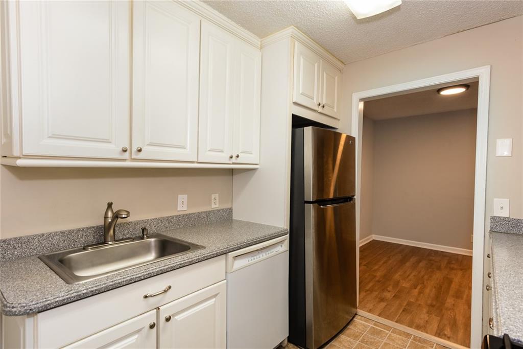 591 Emory Oaks Way, Unit 591 Decatur, GA 30033 - Photo 22 of 33 a kitchen with appliances and cabinets
