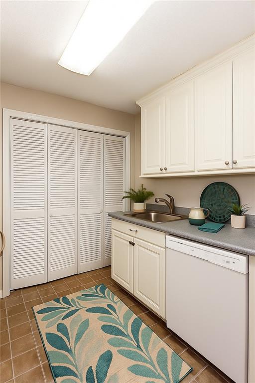 591 Emory Oaks Way, Unit 591 Decatur, GA 30033 - Photo 7 of 33 a bedroom with a bed and a cabinets