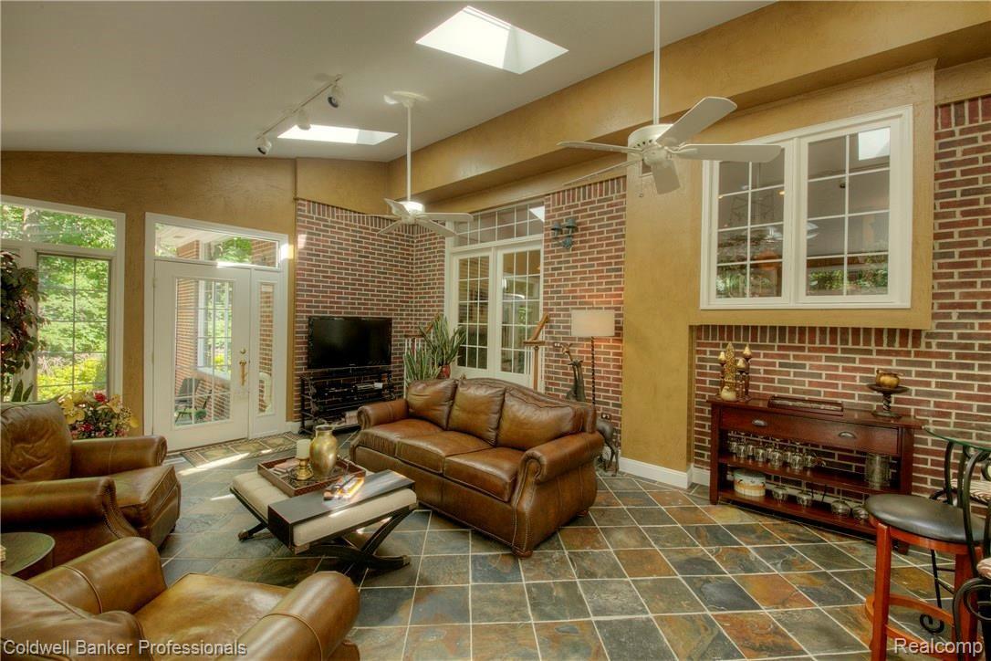 25561 Arcadia Drive Novi, MI 48374 - Photo 18 of 46 ARCADIA JG SUNROOM 2 PHOTOGRAPHER.JPG