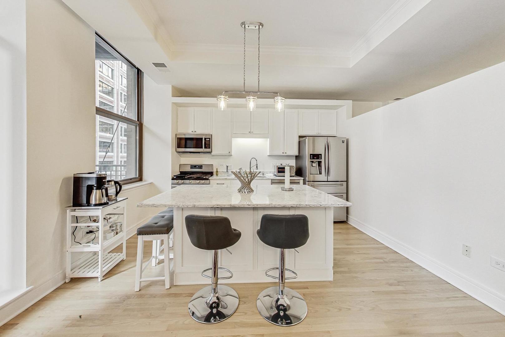 212 West Washington Street, Unit 1202 Chicago, IL 60606 - Photo 3 of 14