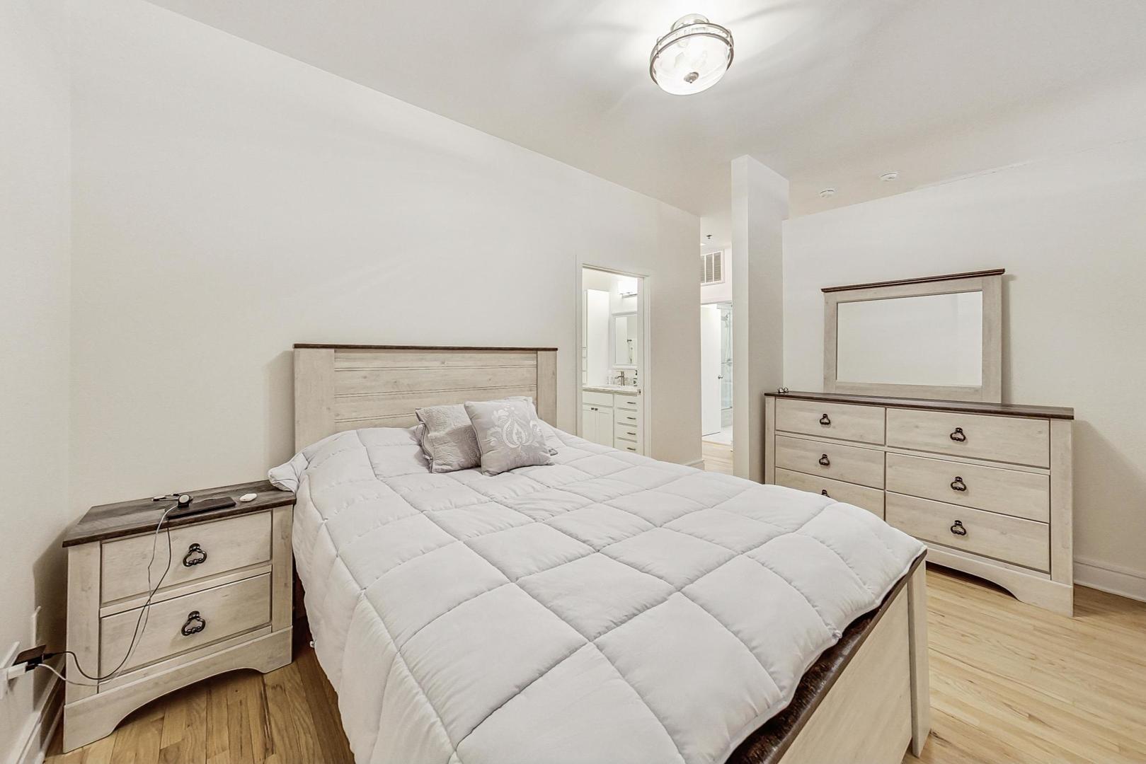 212 West Washington Street, Unit 1202 Chicago, IL 60606 - Photo 5 of 14